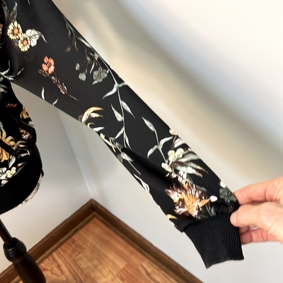 BAR lll WOMAN’S RUFFLED FLORAL ZIPPERED JACKET SIZE MEDIUM - Picture 5 of 13